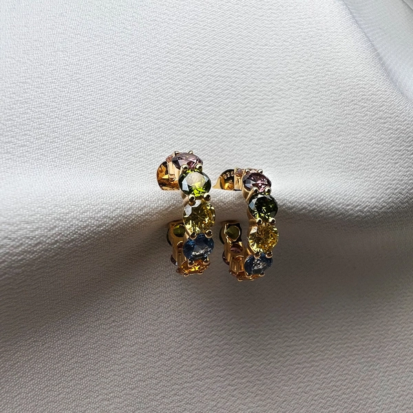 Belluno Creolo Örhängen Mix Guld från Sif Jakobs i 18K guldpläterat silver med gnistrande cubic zirconia-stenar.