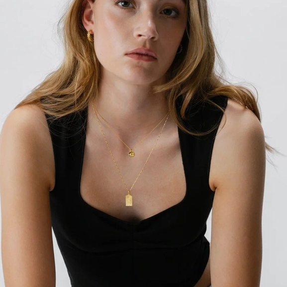 Lucky Coin Keep Dreaming Necklace Gold från Syster P i 18K guldpläterat silver med paradisdesign och "Keep dreaming"-gravyr