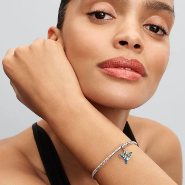 Sterlingsilver berlock inspirerad av en trollslända med genomskinlig emalj och holografisk glitteremalj. Glittrande stenar och budskapet "Free Spirit". Perfekt för den fria själen.