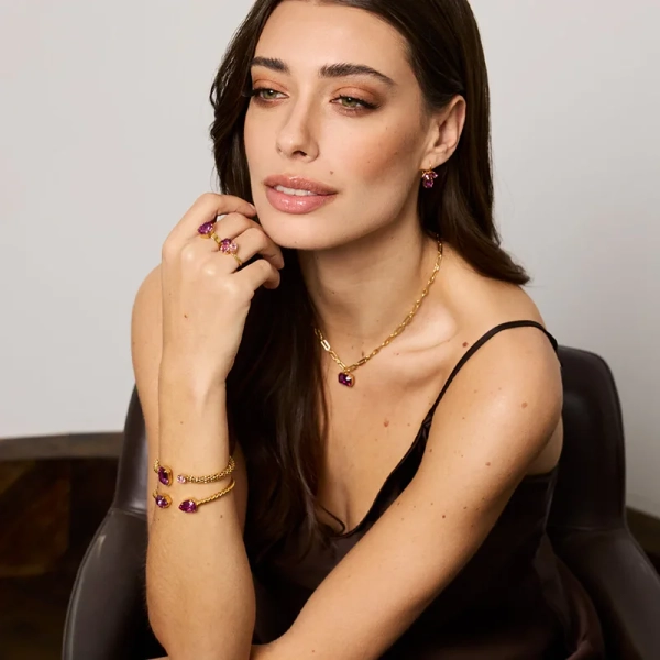 Guldpläterat Daria-armband med justerbar repkedja och Swarovski-kristaller i mörkrosa