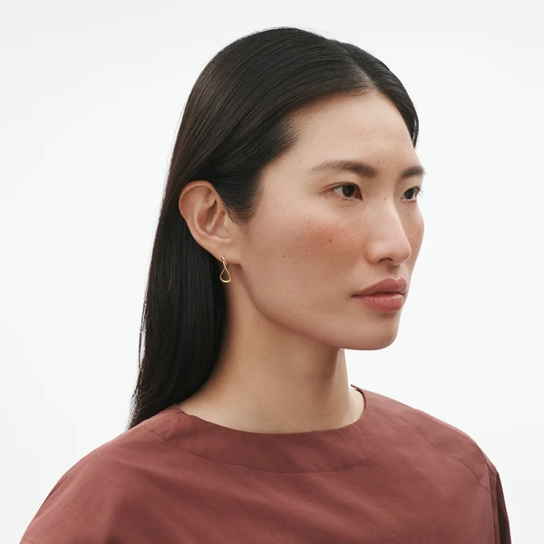 SS25_ECOM_ON-MODEL_MERCY_SMALL_EARHOOP_20001407