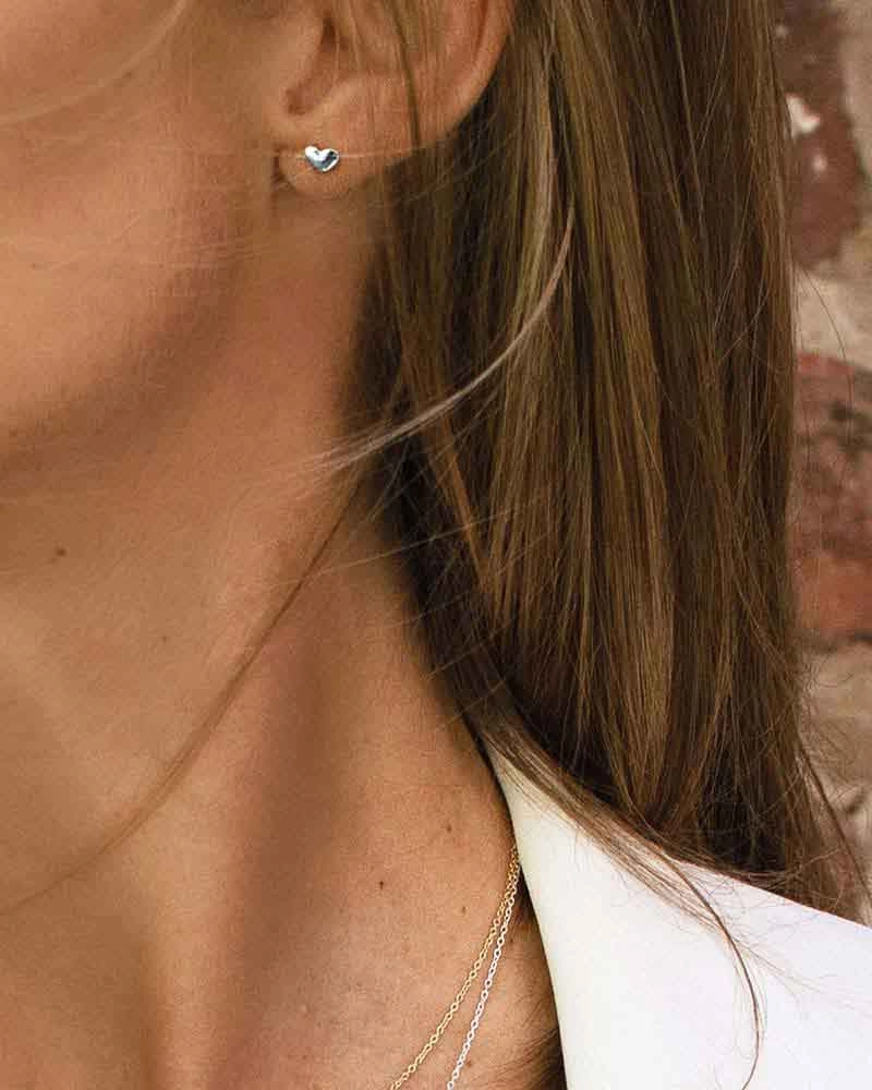 Loving Heart Medium Studs - Drakenberg Sjölin Örhängen - Snabb frakt & paketinslagning - Nordicspectra.se