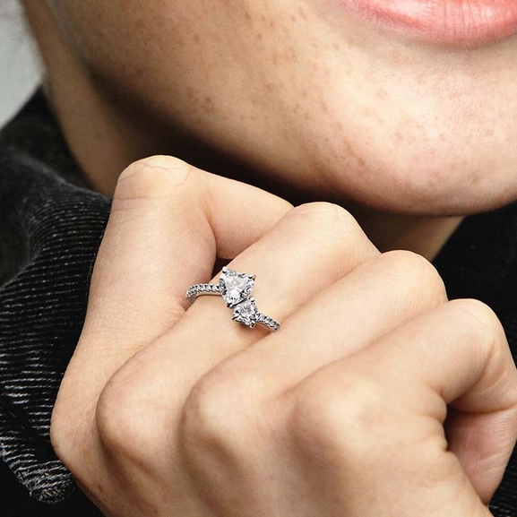 Double Heart Glittrande Ring - PANDORA - Snabb frakt & paketinslagning - Nordicspectra.se