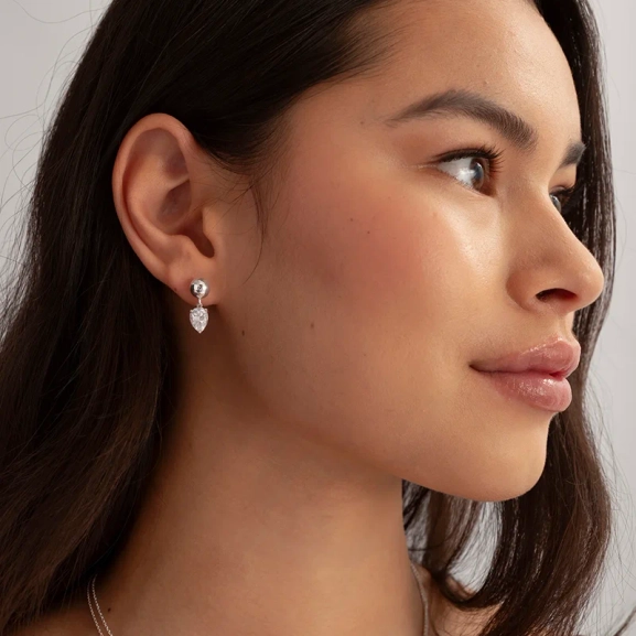 Katie Earrings Silver från Syster P med droppformat hänge och gnistrande kubisk zirkon