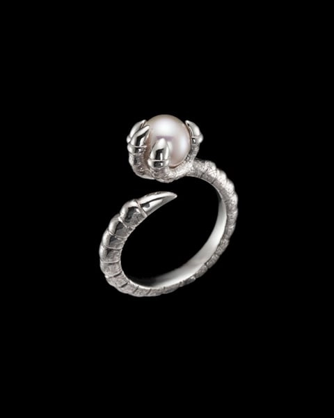 1289_d477d99c48-tiny-claw-pearl-ring-sil-side-1