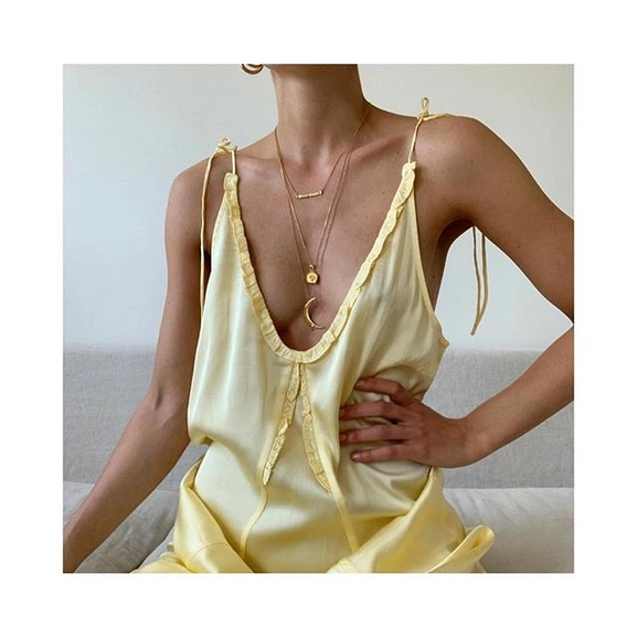 One Moon Neck Gold -CU Jewellery - Snabb frakt & paketinslagning - Nordicspectra.se