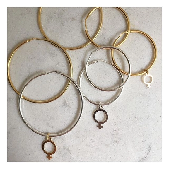 Letters Big Hoop Ear Gold -CU Jewellery - Snabb frakt & paketinslagning - Nordicspectra.se