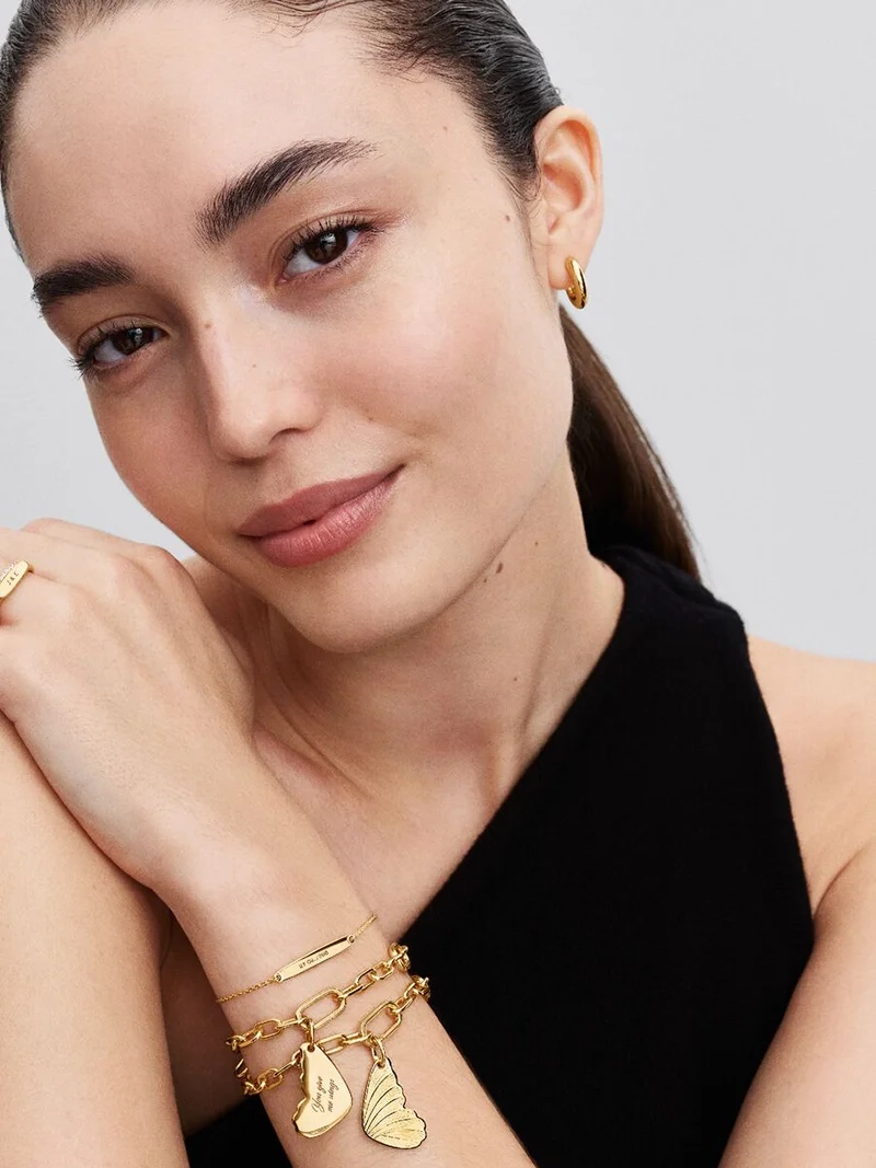 Fjärilsvinge hängsmycke i guld från Pandora Moments. Skapa din unika stil med denna vackra accessoar som symboliserar frihet och naturens skönhet.