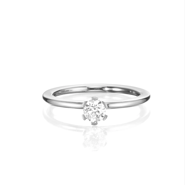 solitärring i platina med briljantslipad diamant i klofattning.
