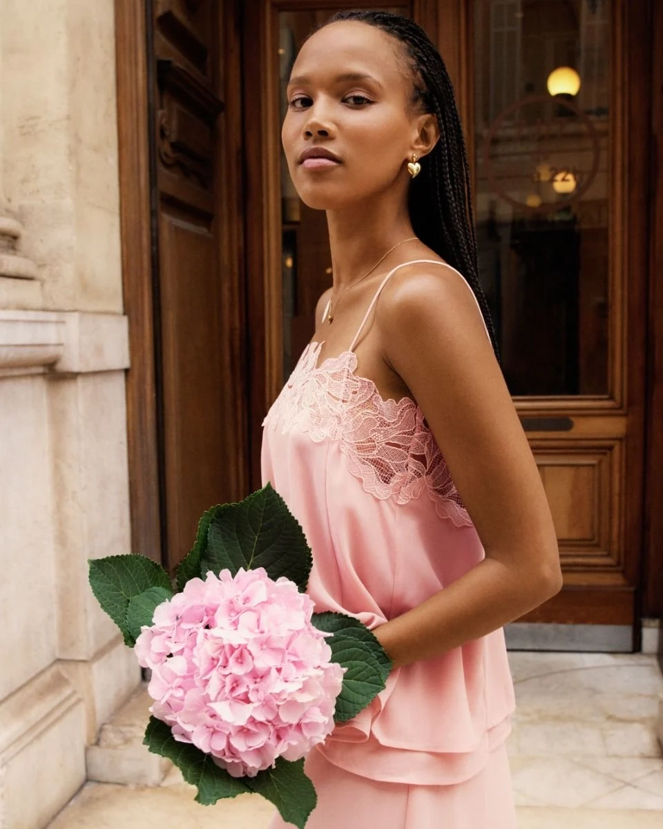 Stora hjärtformade örhängen i 14K guldplätering från Edblad Amorina