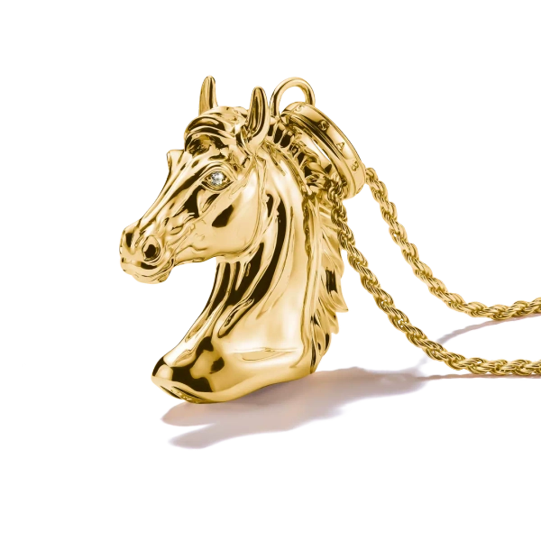 Hästhuvud Elyndra Halsband Guld från Thomas Sabo i guldpläterat silver med detaljerat hästhuvud och gnistrande zirkoniaögon.