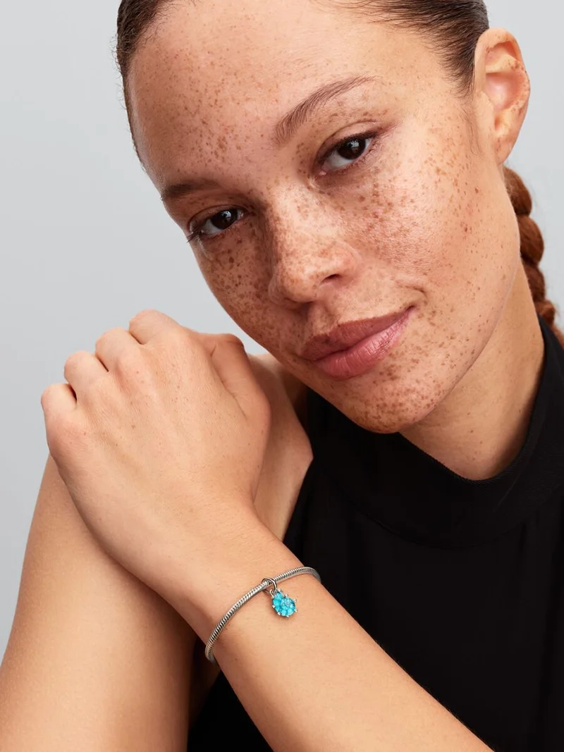 Blå Muranoglas Hängberlock från Pandora med kubisk zirkonia och turkosfärgat glas för en känsla av havets skönhet och lyxig elegans.