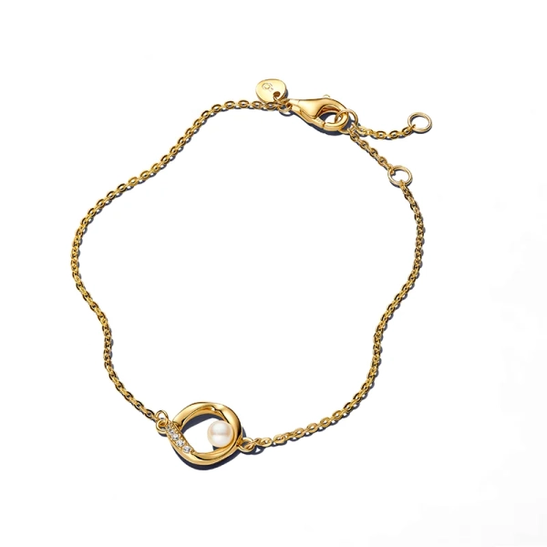 Armband med Organiskt Formad Sötvattenpärla Guld - Pandora Essence kollektion. Smyckad med gnistrande stenar och unikt behandlade pärlor för en subtil känsla av lyx.