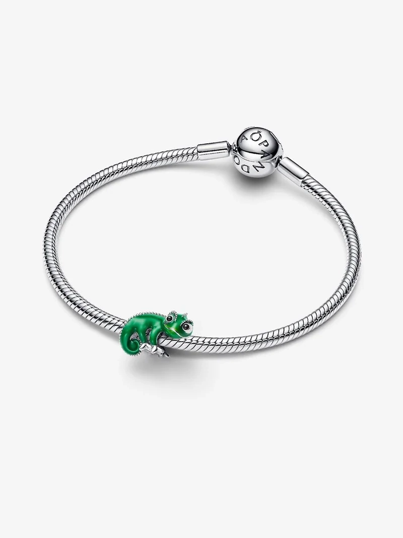 Disney Trassel Pascal Färgskiftande Berlock. En magisk berlock med kameleontmotiv som avslöjar ett blommigt mönster vid temperaturförändringar. Mystisk och lekfull charm för din stil.