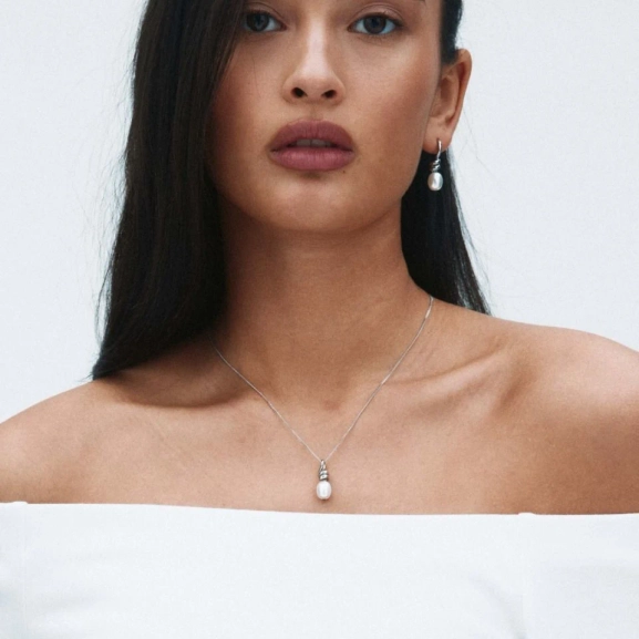 dekorerat med ovala pärlemorpärlor från Edblad.