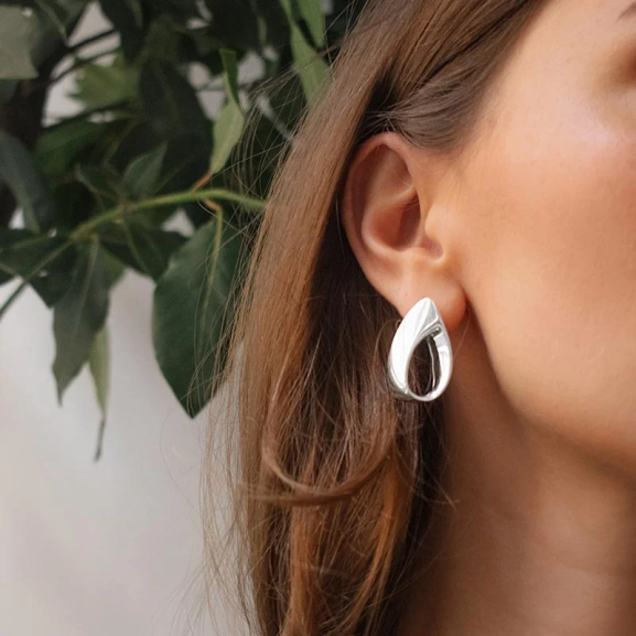 Aqua Swirl Studs - Drakenberg/Sjölin Örhängen- Snabb leverans & paketinslagning - Nordic Spectra