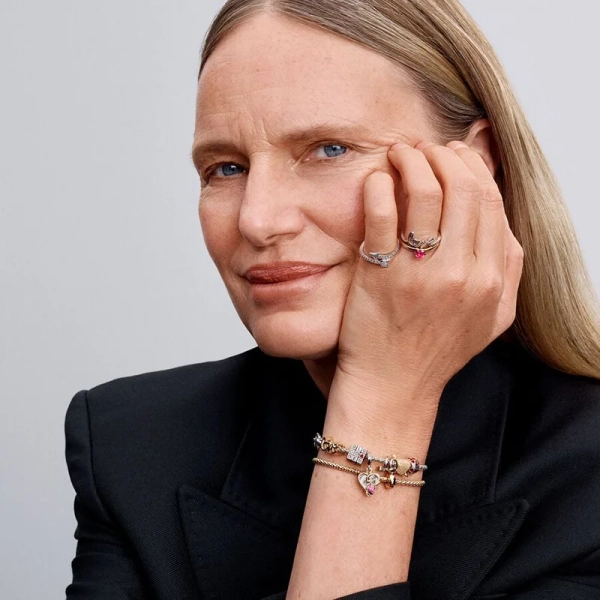 Kärleksberlock med Handskrivet Budskap Guld från Pandora Moments. Förgylld med 14 karat guld