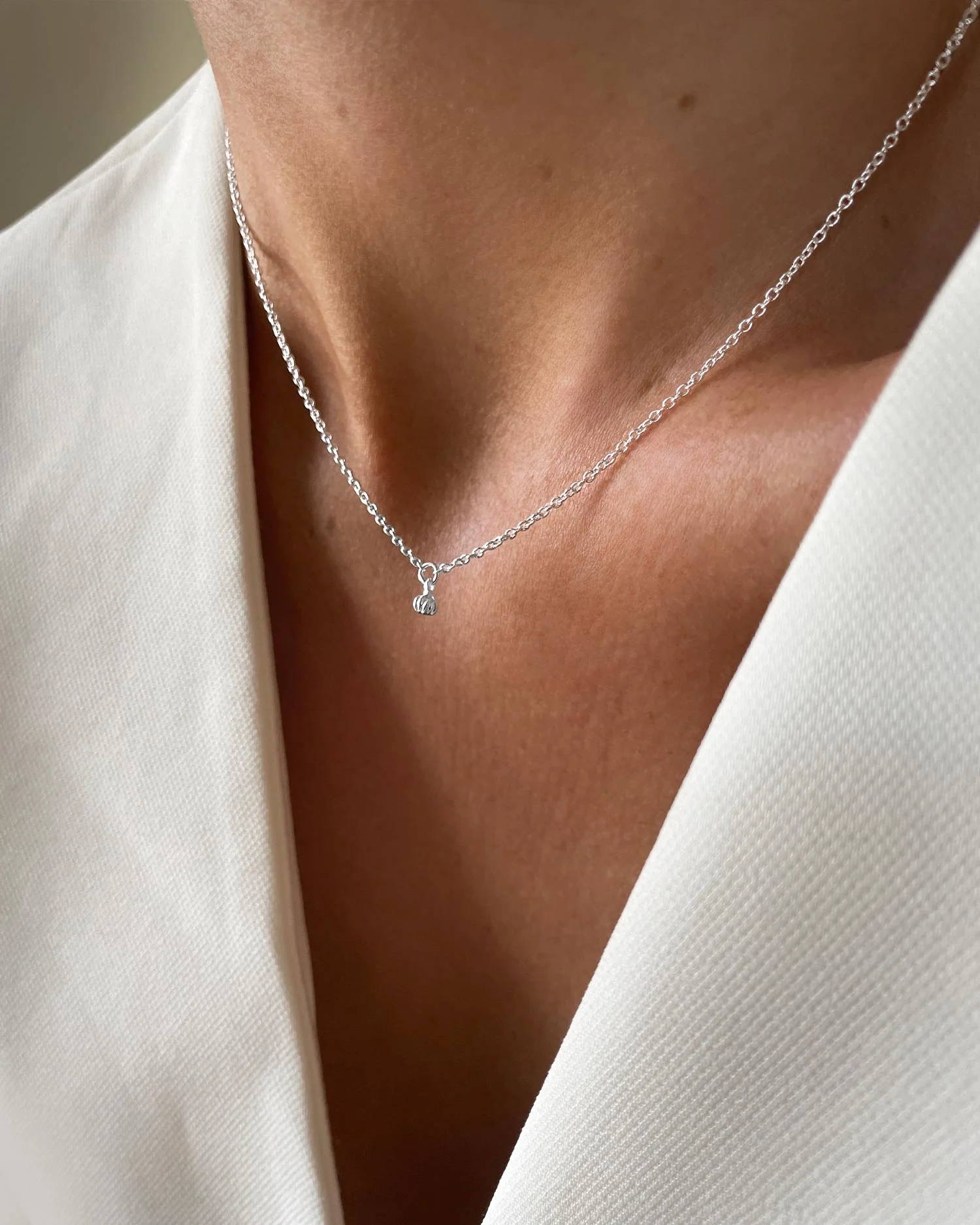 kurze Silberkette mit Blütenknospenanhänger aus poliertem Silber