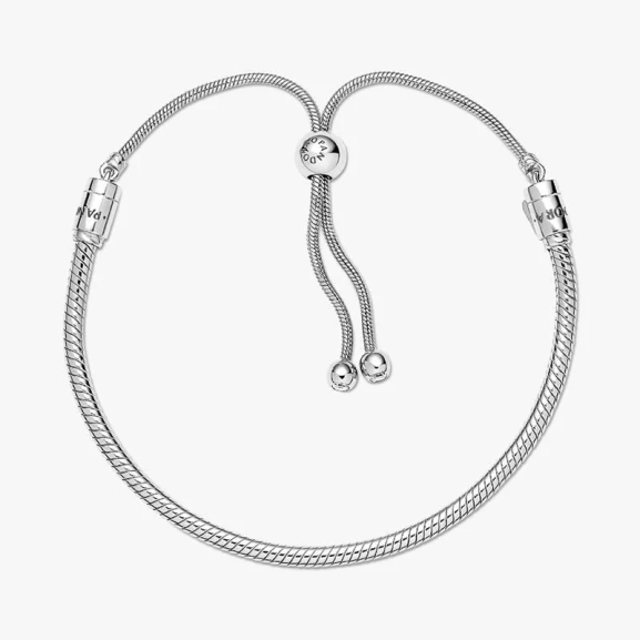 Pandora Moments Sliding Ormkedjearmband i sterlingsilver med gnistrande cubic zirconia-stenar och justerbart lås.