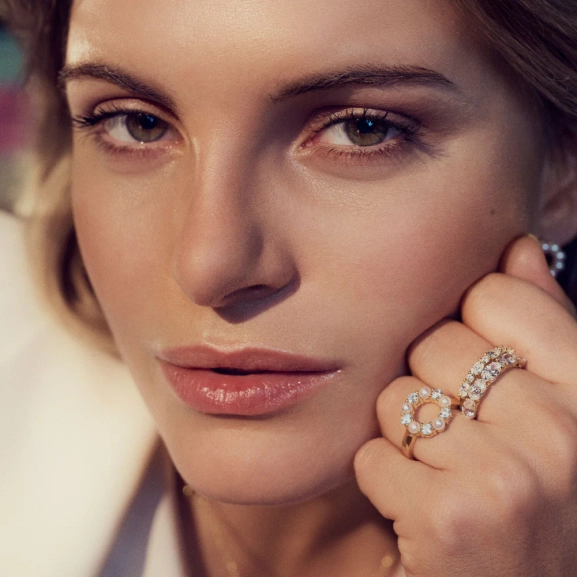 eleganter Ring aus 18 Karat vergoldetem Silber mit funkelnden Zirkonia-Steinen.