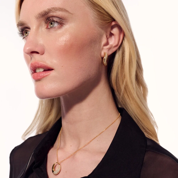 18K kullattua hopeaa.