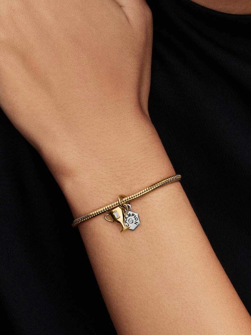Trofé Hängberlock Guld från Pandora i silver och 14K guldplätering med cubic zirconia och gravyrn "Champion".