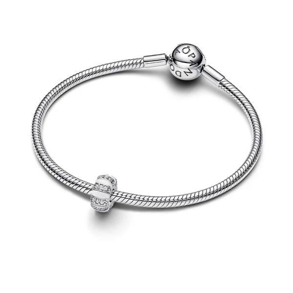 Stenar & Vit Emalj Clipberlock från Pandora. Smyckad med gnistrande stenar och skimrande emalj i silver. Inspirerad av symboler för styrka och skönhet