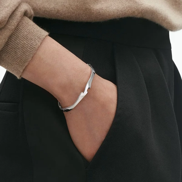 Fusion Center Bangle i 18K vitguld med skulptural vågform