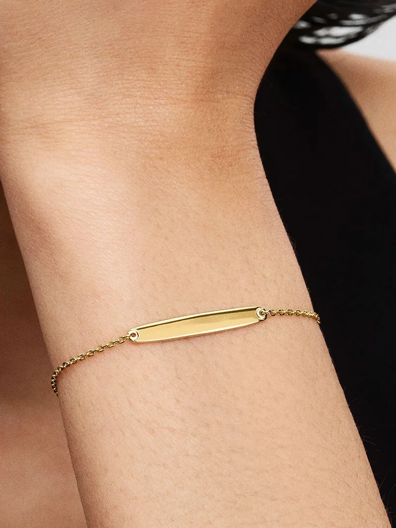 Armband med Bricka Guld från Pandora Moments kollektionen med Cubic Zirconia stenar i 14 karat guldplätering. Skapa din unika stil och visa din sanna jag med detta eleganta smycke.