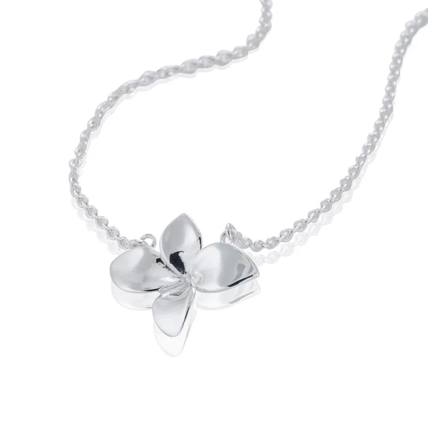 silverfärgat halsband med blomma i blankt silver för ett rent och harmoniskt uttryck.