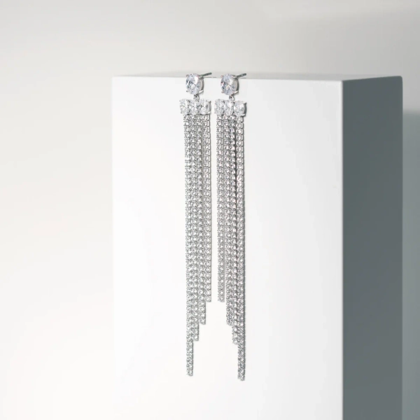 Ellisse Lungo Grande Örhängen i silver med gnistrande Cubic Zirconia-stenar från Sif Jakobs Ellisse-kollektion.