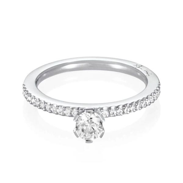 High On Love & Stars Ring i 18K vitguld med en större briljantslipad diamant och mindre pavédiamanter längs den smala skenan