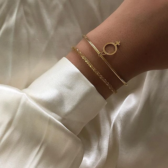 Letters Bangle Brace Gold -CU Jewellery - Snabb frakt & paketinslagning - Nordicspectra.se