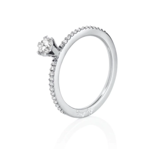 High On Love & Stars Ring i 18K vitguld med en större briljantslipad diamant och mindre pavédiamanter längs den smala skenan