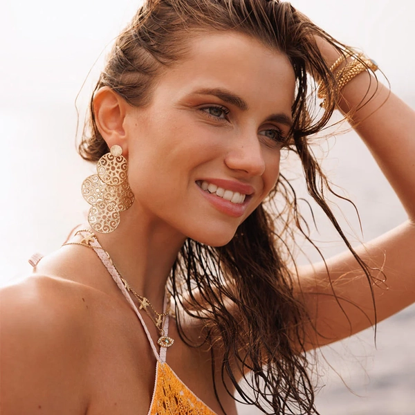 Evanna Statement Earrings Gold - Caroline Svedbom - Snabb leverans - Nordic Spectra