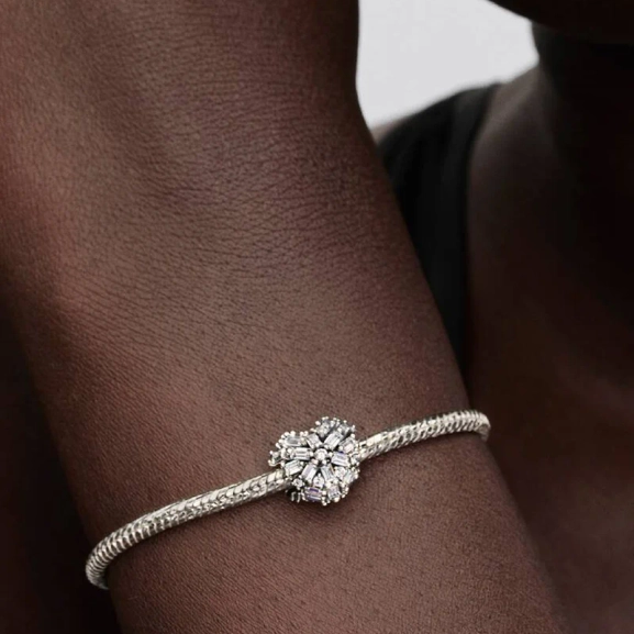 Hjärtformad berlock med gnistrande stenar i sterlingsilver från Pandora Moments. Skapa en känsla av elegans och sprid kärlek och glädje med denna vackra accessoar.