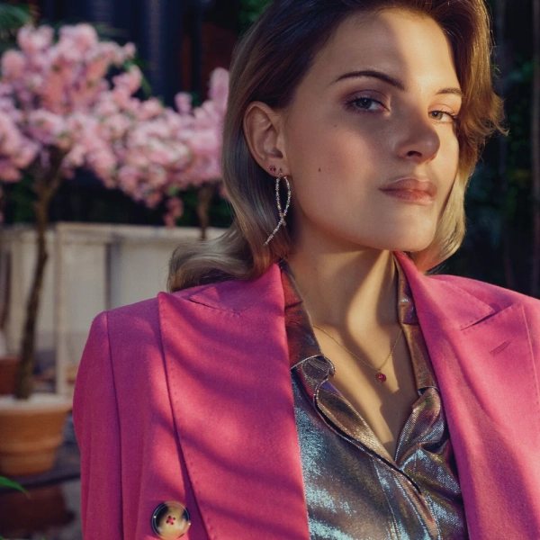 tyylikkäät pienet korvakorut 18K kullattua hopeaa ja kimaltelevaa Cubic Zirkonia.