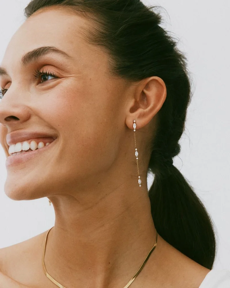 Trinny Earrings i 14K guldplätering med tre grupper av gnistrande cubic zirconia-stenar på en ankarkedja