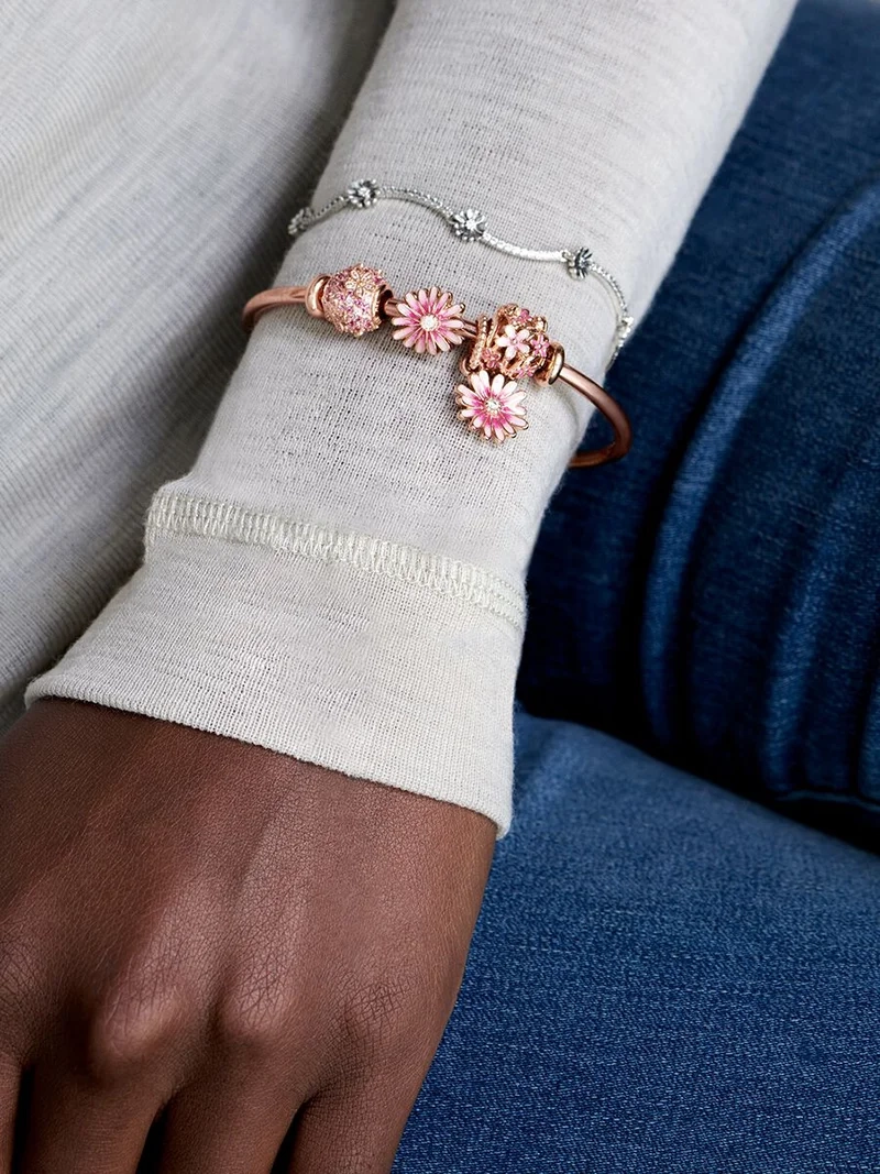Pandoras rosa Tusensköna Berlock Rosé med handapplicerad rosa emalj och gnistrande kubiska zirkoniastenar. Symboliserar styrka och frihet.