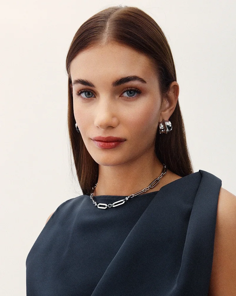 Halsband i polerat stål med varierande länkar och gnistrande cubic zirconia-stenar