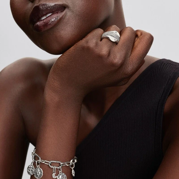 Medaljong Evighet Berlock från Pandora ME. Inspirerad av antika mynt